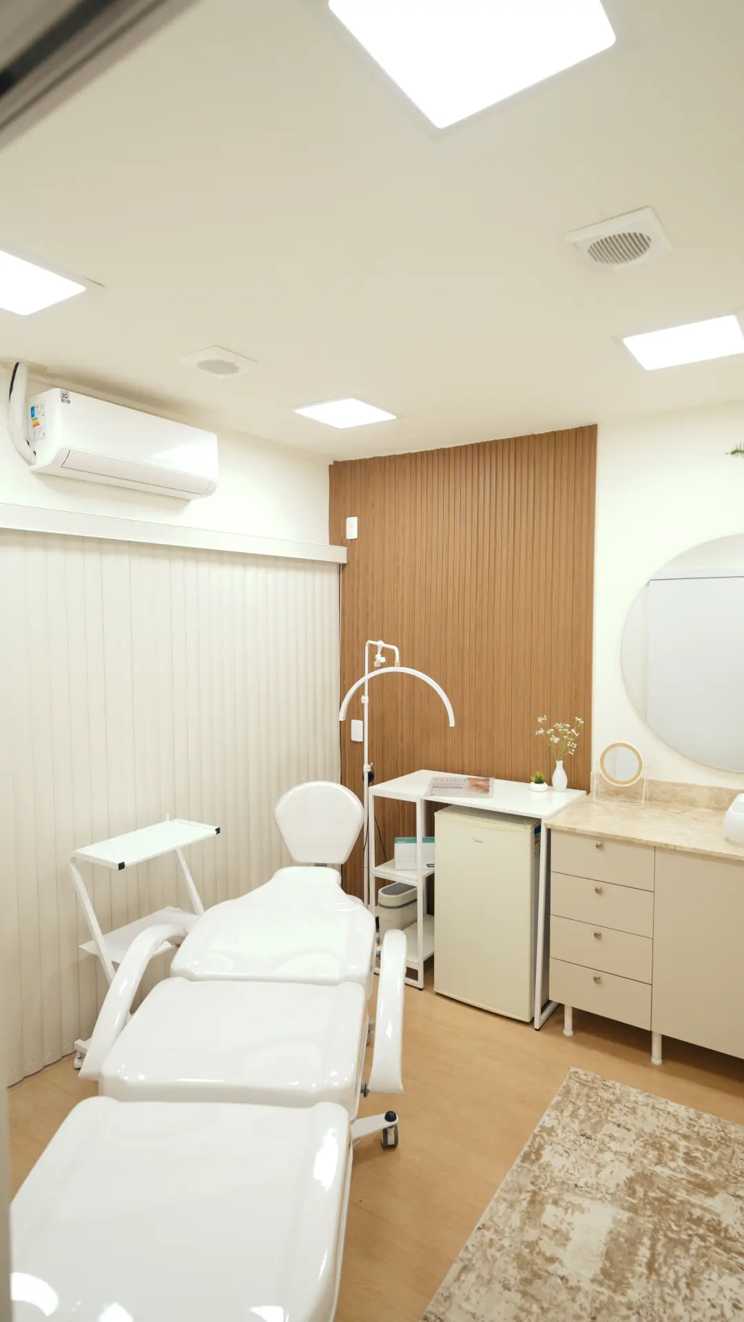 Sala real da Mirá com maca e estrutura para procedimentos estéticos
