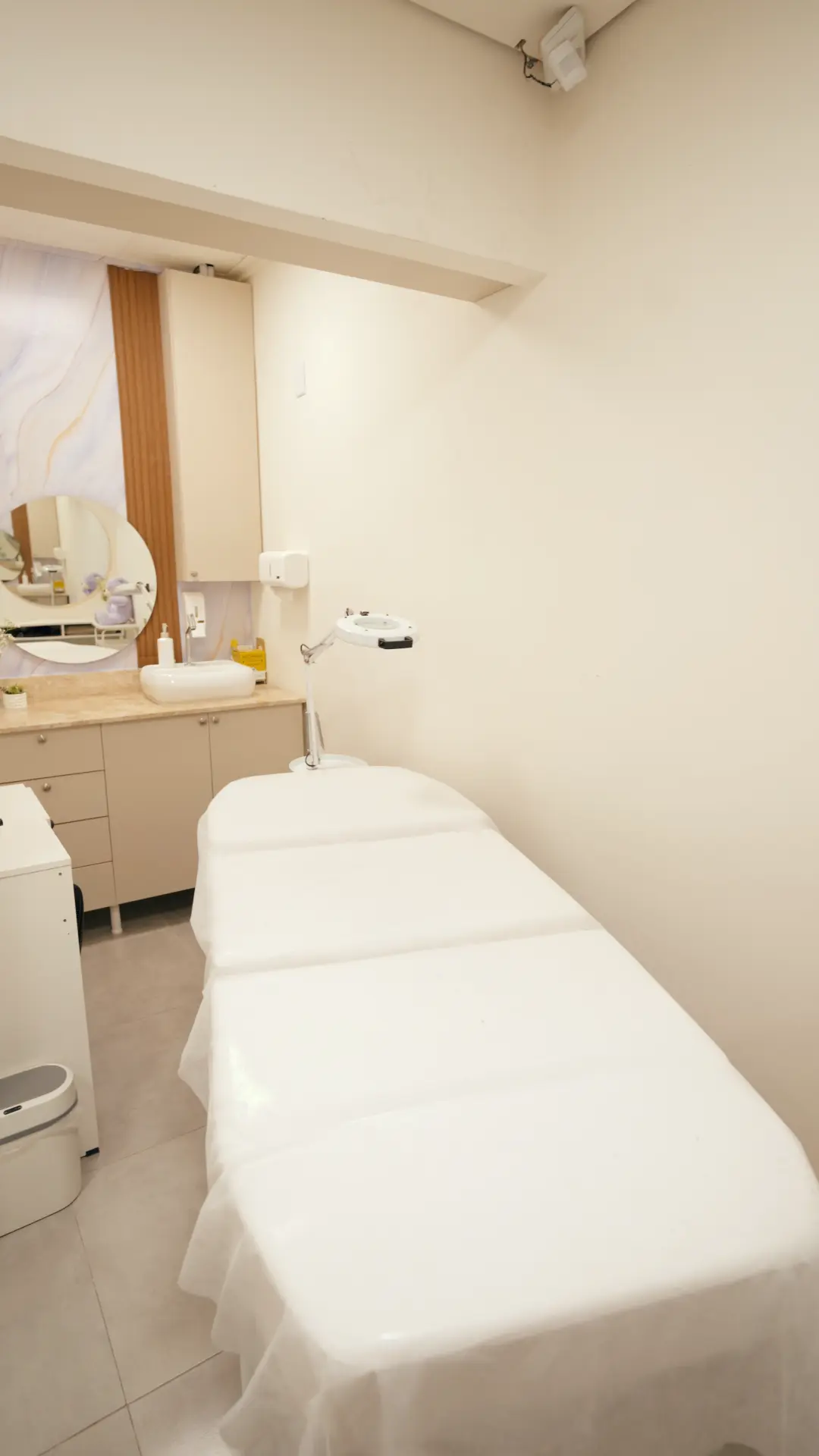 Sala real e reservada da Mirá com maca para massoterapia